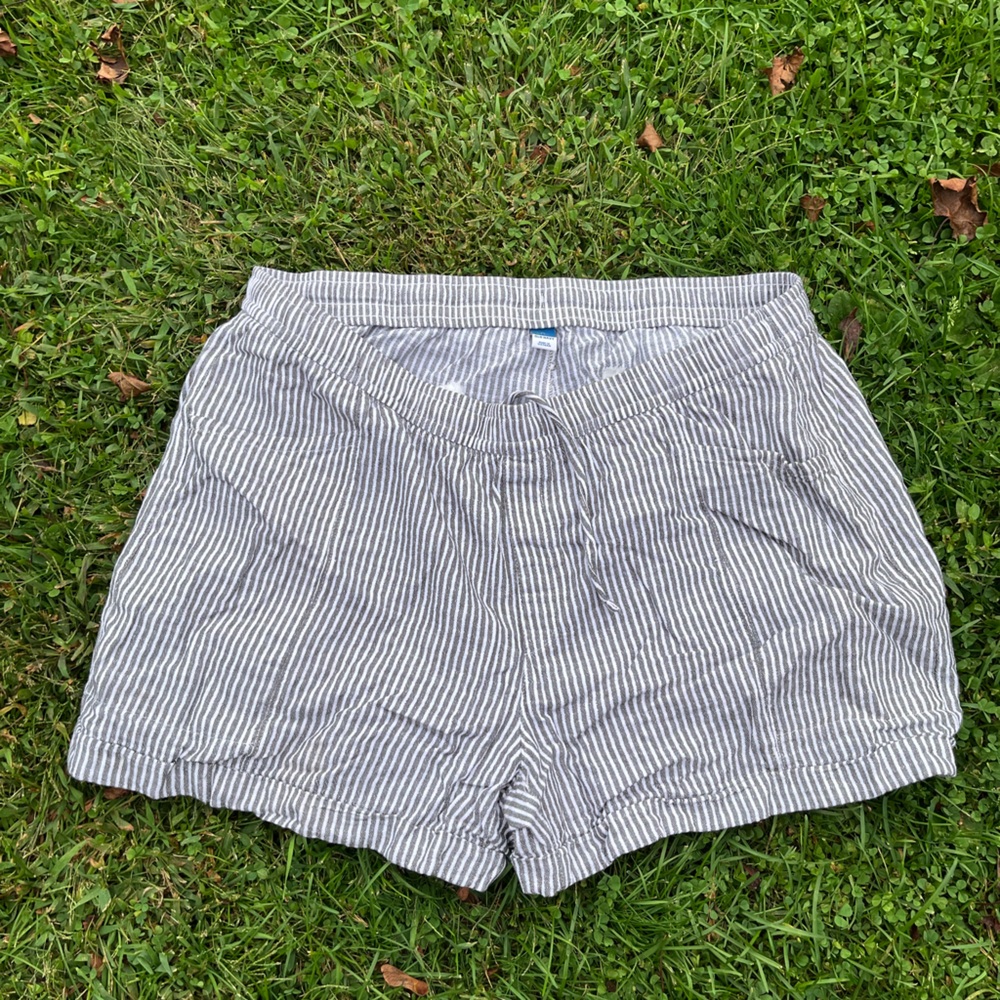 Old Navy Women's Striped Shorts - Gray and White